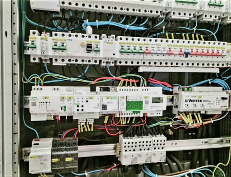 Domovní rozvaděč s jističi, proudovými chrániči a elektroměrem - elektroinstalace Lejsal