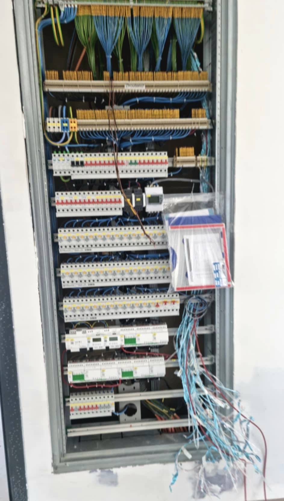 Domácí rozvaděč - detailní pohled na zapojení